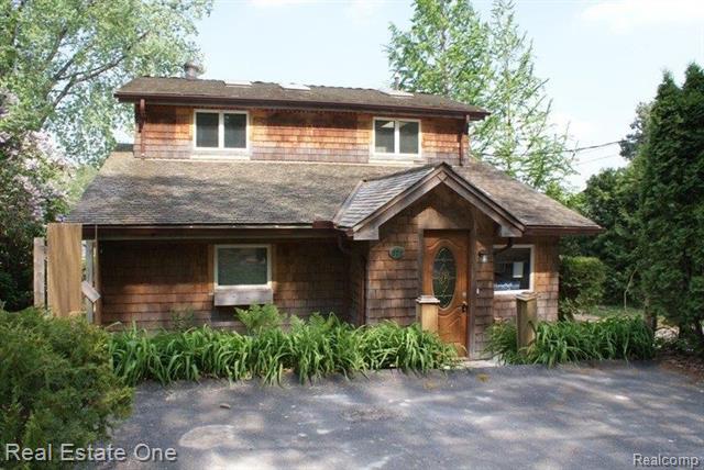front view picture of 671 Lakeshore Drive, Columbiaville, MI. 48421