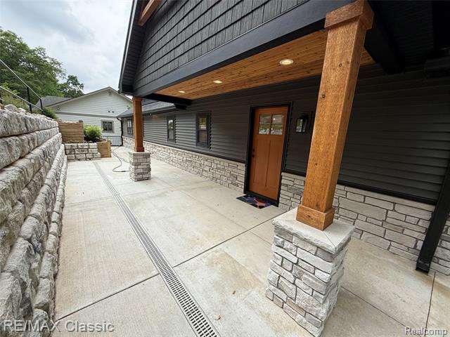front view picture of 1420 Pettibone Lake Road, Highland, MI. 48356