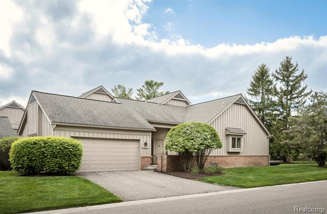 front view picture of 37514 Amber Dr, Farmington, MI. 48331