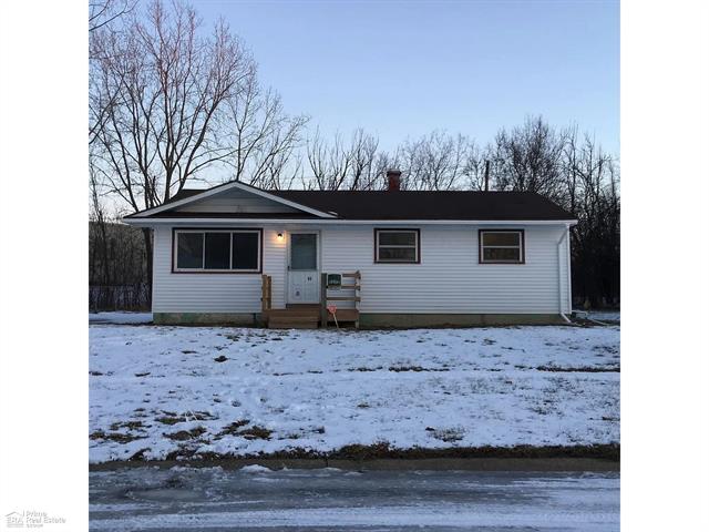 front view picture of 2020 Daron Place, Flint, MI. 48505