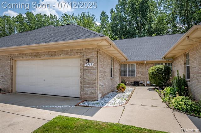 front view picture of 5568 Seabreeze Lane, Sterling Heights, MI. 48310