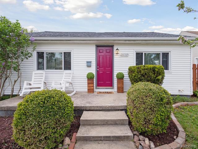 front view picture of 28709 Brentwood St, Southfield, MI. 48076