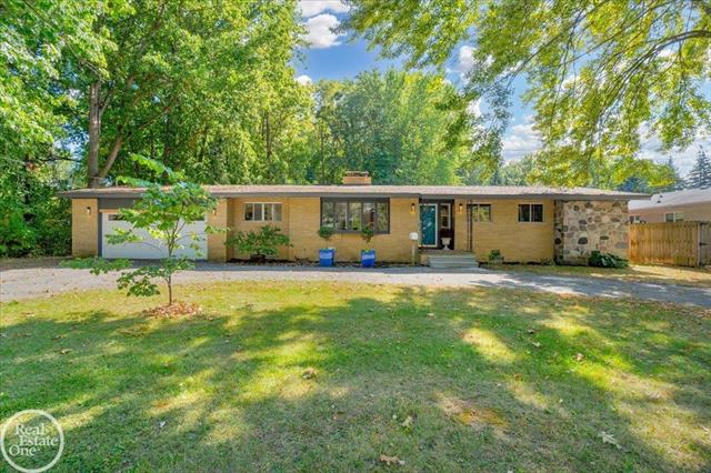 front view picture of 905 W Parker St, Madison Heights, MI. 48071