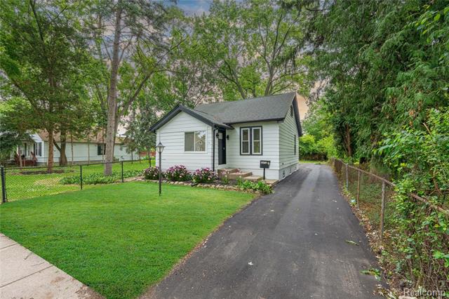 front view picture of 28724 Aberdeen St, Southfield, MI. 48076