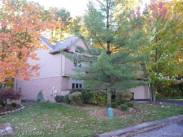 front view picture of 6685 Heron Pointe Drive, West Bloomfield, MI. 48323