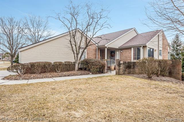 front view picture of 29100 E Chanticleer Dr, Southfield, MI. 48034