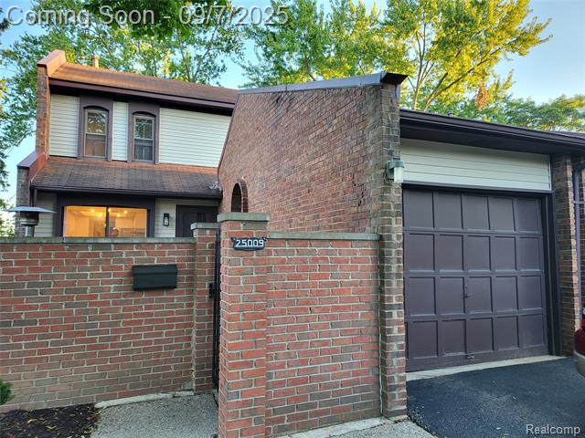 front view picture of 25009 Chambley Dr, Southfield, MI. 48034