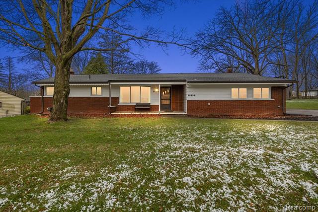 front view picture of 28333 Bayberry Rd, Farmington, MI. 48331