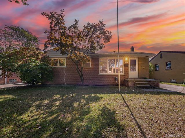 front view picture of 322 E Parker Ave, Madison Heights, MI. 48071