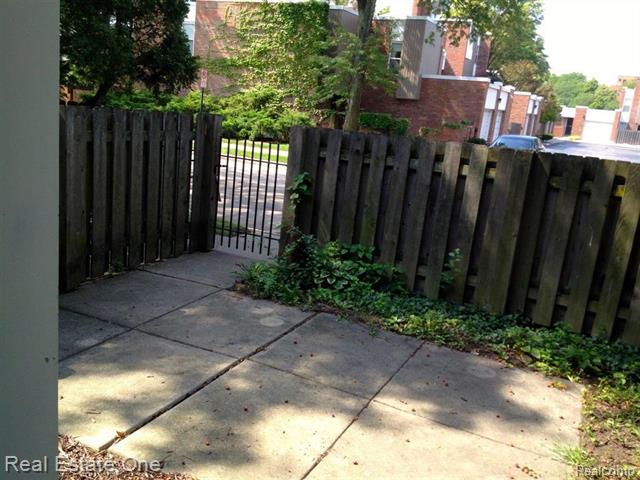 front view picture of 2092 Hyde Park Drive, Detroit, MI. 48207