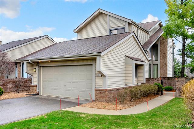 front view picture of 29118 E Chanticleer Dr, Southfield, MI. 48034