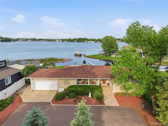front view picture of 12099 Torrey Road, Fenton, MI. 48430