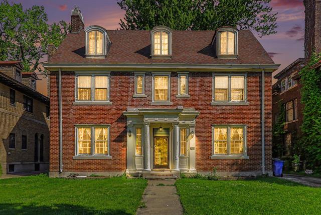 front view picture of 1168 W Boston Boulevard, Detroit, MI. 48202