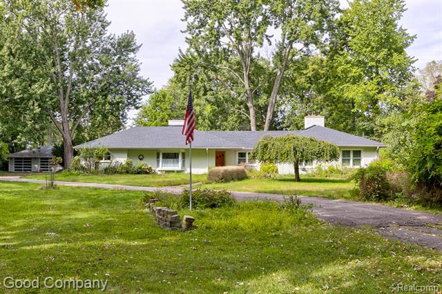 front view picture of 28231 Park Hill Blvd, Farmington, MI. 48334