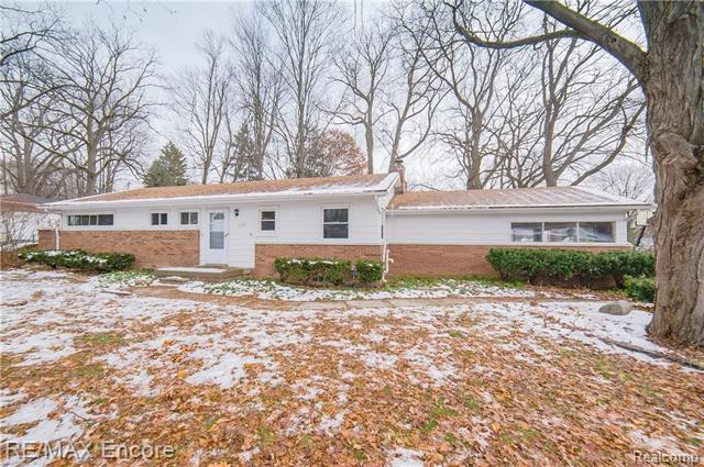 front view picture of 28390 New Castle Rd, Farmington, MI. 48331