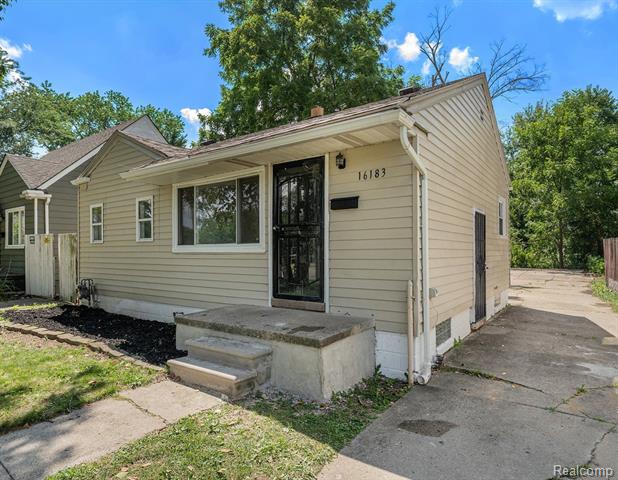 front view picture of 16183 Salem Street, Detroit, MI. 48219