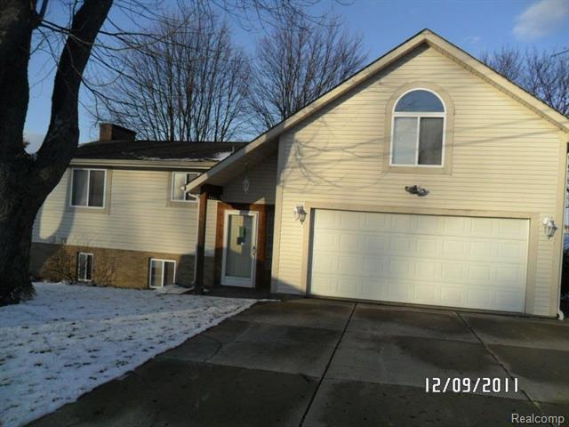front view picture of 2470 Cranewood Drive, Fenton, MI. 48430