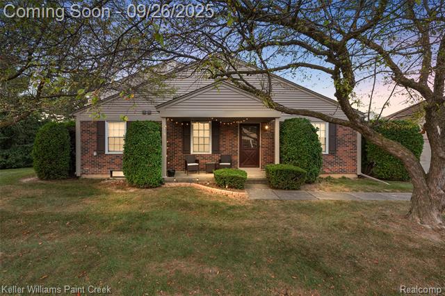 front view picture of 15823 Charleston Drive, Clinton Township, MI. 48038