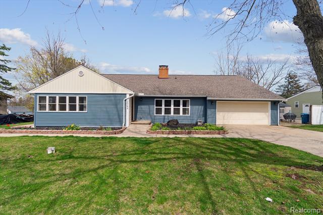 front view picture of 2064 N Long Lake Road, Fenton, MI. 48430
