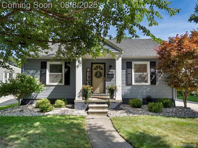 front view picture of 1016 Woodsboro Dr, Royal Oak, MI. 48067