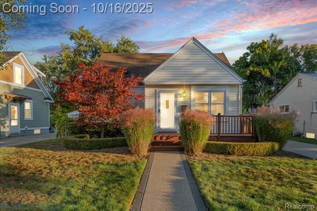 front view picture of 912 Woodsboro Dr, Royal Oak, MI. 48067