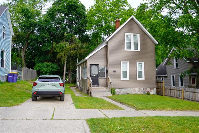 front view picture of 121 Housemanne  Avenue, Grand Rapids, MI. 49503