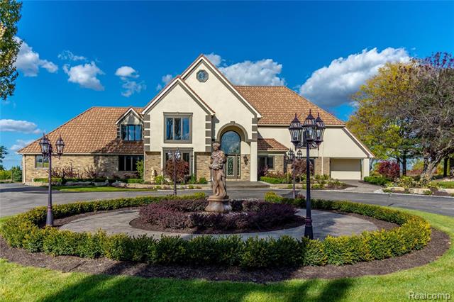 front view picture of 4455 Warwick Circle Drive, Grand Blanc, MI. 48439