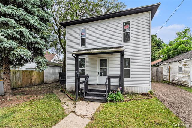 front view picture of 204 E Clinton, Durand, MI. 48429