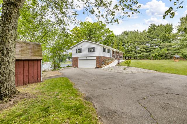 front view picture of 306 E Ridge Rd, Brooklyn, MI. 49230