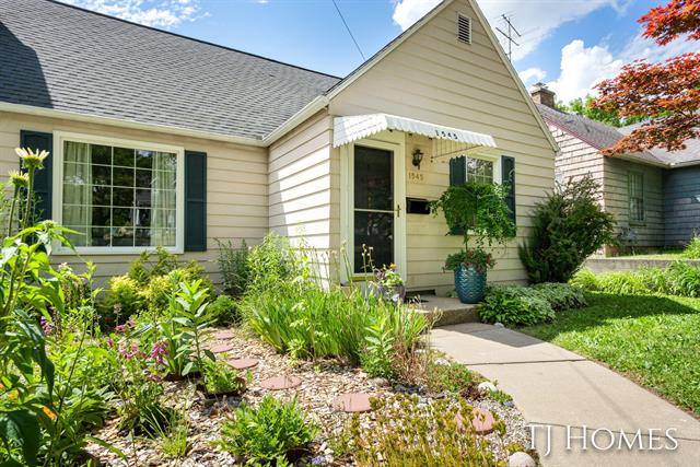 front view picture of 1545 Fullerne  Avenue, Grand Rapids, MI. 49505