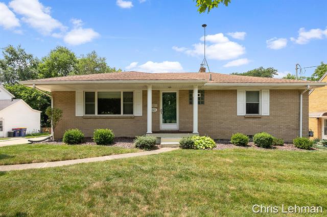 front view picture of 2017 Diamondne  Avenue, Grand Rapids, MI. 49505