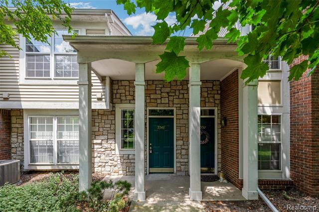 front view picture of 5548 Pine Aires Dr, Sterling Heights, MI. 48314