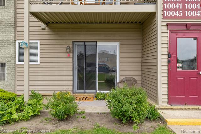 front view picture of 10033 Allen Pointe Drive, Allen Park, MI. 48101