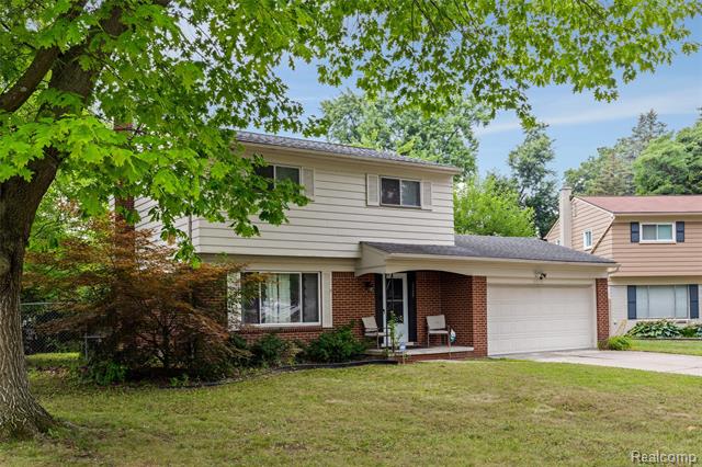 front view picture of 29239 Somerset Dr, Southfield, MI. 48076