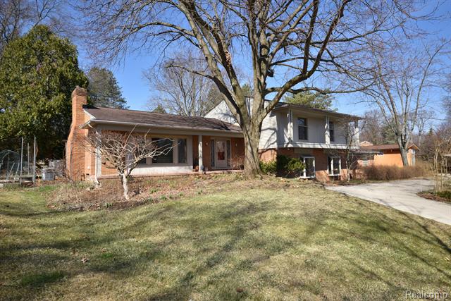 front view picture of 28107 New Bedford Dr, Farmington, MI. 48334