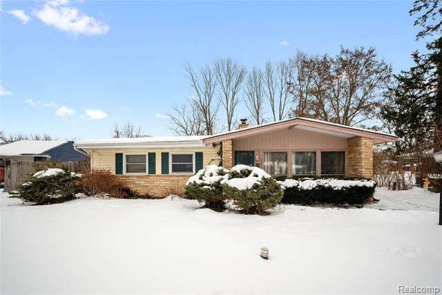 front view picture of 29266 Southgate Dr, Southfield, MI. 48076