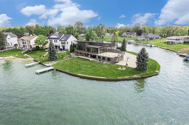 front view picture of 126 Robindale Ct, Brooklyn, MI. 49230