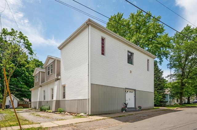 front view picture of 113 W Chicago Street, Buchanan, MI. 49107