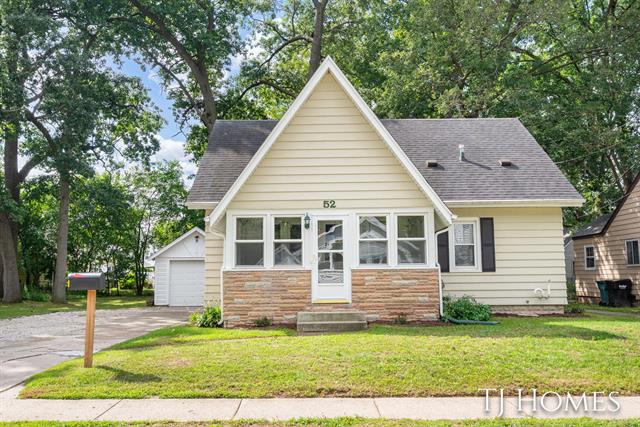 front view picture of 52 Hollysw  Street, Grand Rapids, MI. 49548