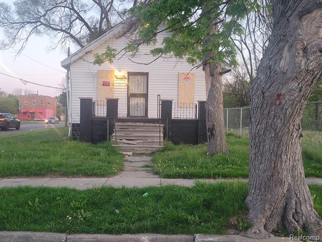front view picture of 15114 Saratoga Street, Detroit, MI. 48205