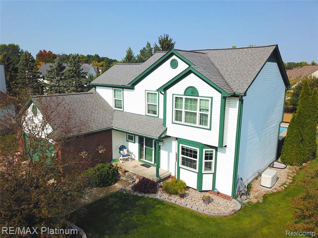 front view picture of 1827 Oak Squire Court, Howell, MI. 48855