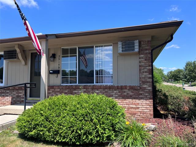 front view picture of 25159 Franklin Terrace, South Lyon, MI. 48178
