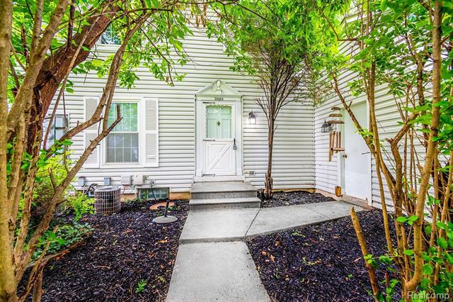 front view picture of 38664 Bay Lane, Clinton Township, MI. 48038