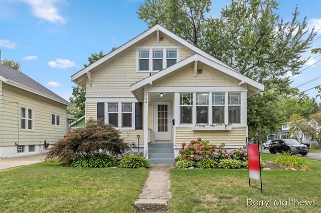 front view picture of 734 Gracelandne  Street, Grand Rapids, MI. 49505