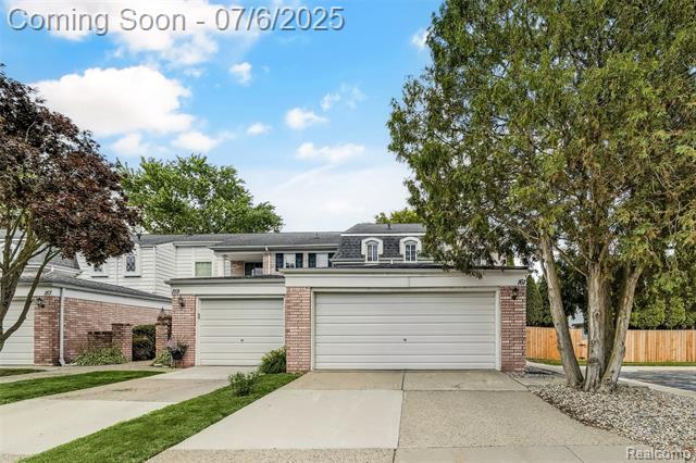 front view picture of 161 Stratford Lane, Rochester, MI. 48309