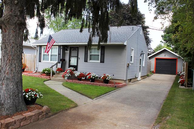 front view picture of 4542 Pinehurstsw  Avenue, Grand Rapids, MI. 49548