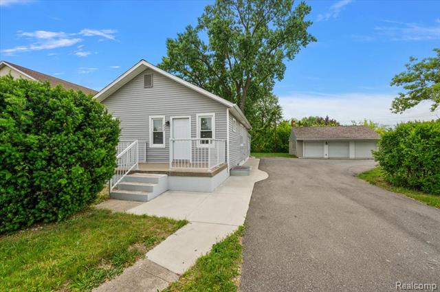 front view picture of 233 W 11 Mile Road Road, Madison Heights, MI. 48071