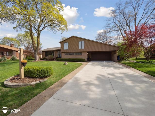 front view picture of 2479 Golden Shores Dr., Fenton, MI. 48430