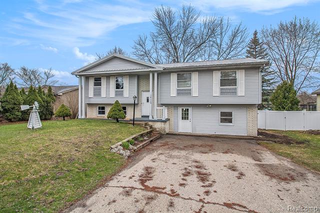 front view picture of 14112 North Road, Fenton, MI. 48430