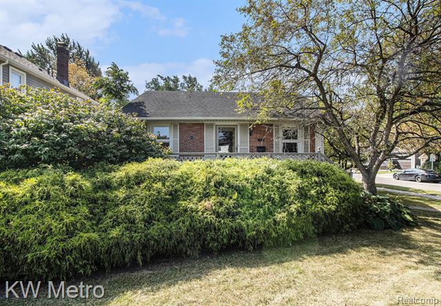 front view picture of 719 W 12 Mile Rd, Royal Oak, MI. 48073